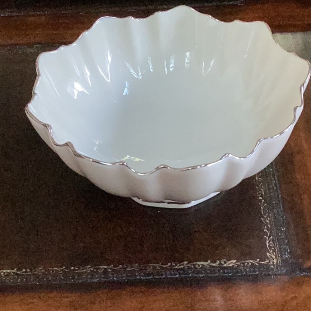 LENOX Symphony Bowl Ivory White Scalloped Rim w/ platinum trim.